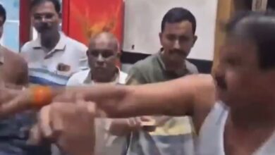 Photo of खराब खाना परोसा तो शिवसेना विधायक ने कैंटीन कर्मचारी को पीटा