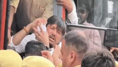 Photo of ‘सीएम हमारे भगवान है..’ सीएम योगी को जल चढ़ाने आए थे छात्र कांवड़िए, पुलिस ने रोका