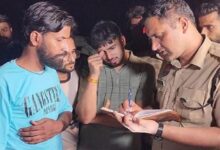 Photo of यमुना नहर में युवती ने लगाई छलांग, बचाने के लिए 2 युवक भी कूदे…