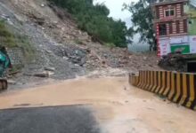 Photo of  कर्णप्रयाग में फिर भूस्खलन… घरों में घुसा मलबा, लोगों का रेस्क्यू जारी; हाईवे बंद