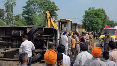 Photo of होशियारपुर में भीषण हादसा: दसूहा में सड़क के बीचों-बीच पलटी अनियंत्रित बस