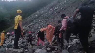 Photo of भूस्खलन के बाद केदारनाथ की यात्रा अस्थायी रूप से स्थगित, 40 श्रद्धालुओं को SDRF ने सुरक्षित निकाला