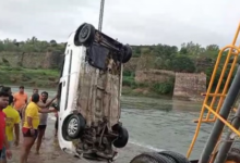 Photo of  चेतावनी को अनसुना कर तेज बहाव में उतारी कार, कालीसिंध नदी में बहे चार युवक