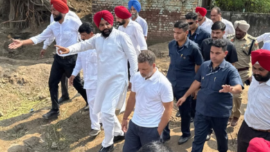 Photo of अमृतसर पहुंचे राहुल गांधी, अजनाला और रमदास में बाढ़ पीड़ितों से की मुलाकात