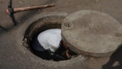 Photo of दिल्ली: सीवर की सफाई, जहरीली गैस और घुटने लगा दम, 4 सफाईकर्मियों में से एक की मौत