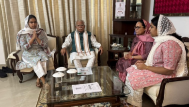 Photo of हरियाणा: दिवंगत आईपीएस पूरण कुमार के घर पहुंचे केंद्रीय मंत्री मनोहर लाल