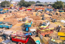 Photo of पंजाब: मंडियों में धान पर बारिश की मार, सुखाने में जुटे किसान