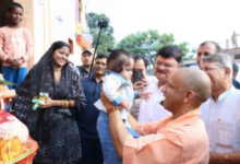 Photo of निषाद-वाल्मिकी समाज के लोगों के साथ सीएम योगी ने मनाई दिवाली