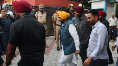 Photo of पंजाब में गरमाई सियासत: आरोपी अफसरों की गिरफ्तारी के लिए बना रही दबाव