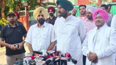 Photo of हरियाणा: आईपीएस पूरण कुमार के घर पर लगा नेताओं का तांता