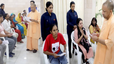 Photo of महिला कलाकार ने मंच दिलाने की लगाई गुहार: सीएम योगी ने तुरंत दिया आदेश