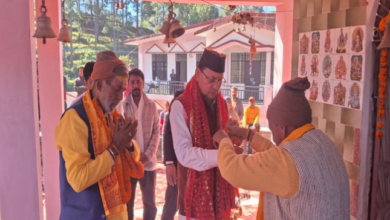 Photo of पिथौरागढ़ में अपने गांव पहुंचे सीएम धामी, झूम उठे ग्रामीण