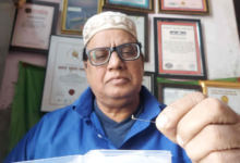 Photo of उदयपुर: डॉ. सक्का ने चांदी से बनाई विश्व की सबसे छोटी हॉकी और गेंदे