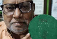 Photo of उदयपुर: डॉ. सक्का ने चांदी से बनाई विश्व की सबसे छोटी हॉकी और गेंदे