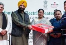 Photo of दिल्ली: सीएम रेखा ने सोसायटी के गार्डों को 10 हजार इलेक्ट्रिक हीटर दिए