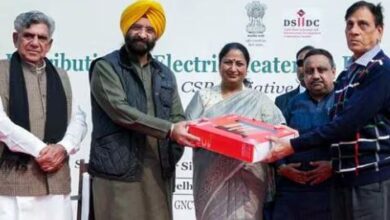 Photo of दिल्ली: सीएम रेखा ने सोसायटी के गार्डों को 10 हजार इलेक्ट्रिक हीटर दिए