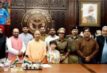 Photo of खाकी वर्दी में सीएम योगी से मिलने पहुंचीं DSP दीप्ति शर्मा