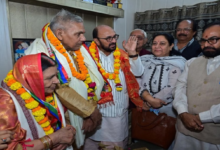 Photo of यूपी: कैबिनेट मंत्री ने दीप्ति शर्मा के माता-पिता का किया सम्मान