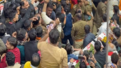 Photo of यूपी: बांके बिहारी मंदिर में धीरेंद्र शास्त्री के दर्शन के दौरान विवाद