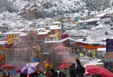 Photo of चमोली: बदरीनाथ धाम में हुई बर्फबारी, चारों तरफ बिछी सफेद चादर