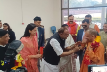 Photo of एयरपोर्ट पर सीएम योगी के पैर छूने को दौड़े मंत्री और विधायक