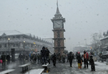 Photo of कश्मीर में पहला हिमपात, दिल्ली-यूपी में कोहरे और शीतलहर से थमा जनजीवन