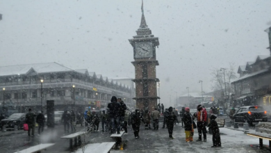 Photo of कश्मीर में पहला हिमपात, दिल्ली-यूपी में कोहरे और शीतलहर से थमा जनजीवन