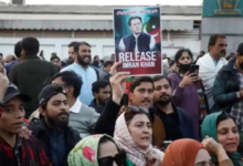 Photo of इमरान खान को सजा सुनाने के खिलाफ PTI कार्यकर्ताओं का प्रदर्शन