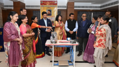 Photo of जरूरतमंद महिलाओं को दी सिलाई मशीन, शासकीय स्कूलों में दी स्वच्छ पानी की सुविधा