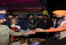 Photo of सीएम सैनी ने अंबाला से कुरुक्षेत्र प्रस्थान के दौरान हाईवे पर लगे गुरु के लंगर में की सेवा