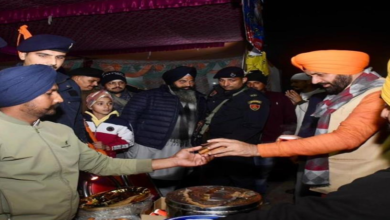 Photo of सीएम सैनी ने अंबाला से कुरुक्षेत्र प्रस्थान के दौरान हाईवे पर लगे गुरु के लंगर में की सेवा