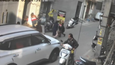 Photo of सैलून में घुसा हथियारबंद युवक, काम कर रहे संचालिका के बच्चों से की मारपीट; सोने की चेन लूटी