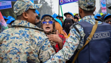 Photo of ‘बॉर्डर खोल दो, हमें बचा लो…’; बांग्लादेश में फंसे हिंदुओं की भारत से गुहार