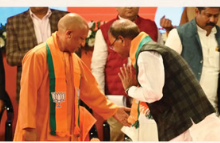 Photo of यूपी: पंकज चौधरी ने छुए सीएम योगी के पैर, दिखी दूरी की अटकलों को विराम देने की कोशिश