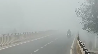 Photo of हरियाणा में घना कोहरा: दृश्यता 10 मीटर तक, सड़कों पर रेंगते दिखे वाहन