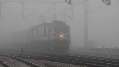 Photo of कोहरे की मार: सवा सात घंटे देरी से आई अवध एक्सप्रेस, ये 15 ट्रेनें लेट…दिल्ली जाने वाले यात्री ध्यान दें