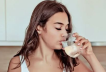 Photo of क्या आप भी खड़े होकर पीते हैं पानी? आज ही बदलें ये आदत