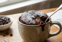 Photo of मीठा खाने का है मन? बिना मैदा और चीनी के 10 मिनट में तैयार करें टेस्टी चॉकलेट मग केक