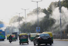 Photo of दिल्ली में सांसों का ‘आपातकाल’: गंभीर श्रेणी में पहुंची फिजा, कई इलाकों में 500 के करीब एक्यूआई
