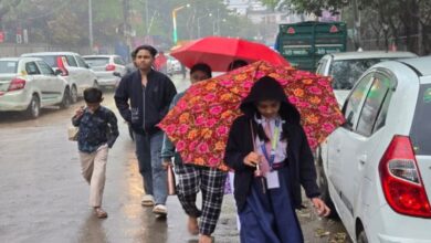 Photo of बूंदाबांदी से बदला दिल्ली-NCR का मौसम, 10 डिग्री तक गिरा पारा