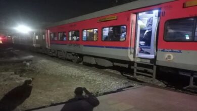 Photo of बोकारो थर्मल स्टेशन पर यात्रियों की जान जोखिम में, प्लेटफॉर्म से बाहर रुक रहीं ट्रेनें