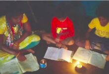 Photo of ओडिशा के कोरापुट में अंधेरे के साये में डूबे सैकड़ों गांव, ढिबरी की रोशनी में पढ़ाई करने को मजबूर बच्चे