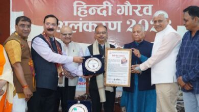 Photo of नर्मदाप्रसाद उपाध्याय और अतुल तारे को मिला हिन्दी गौरव अलंकरण