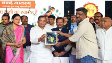 Photo of पर्यटन मंत्री ने किया कलाकारों का सम्मान, अभी खत्म नहीं होगा मेला