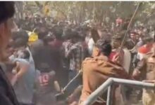 Photo of दिल्ली: जश्न के बीच रणक्षेत्र बना कॉलेज का कैंपस, पुलिस ने बरसाईं लाठियां