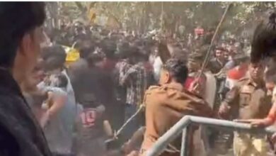 Photo of दिल्ली: जश्न के बीच रणक्षेत्र बना कॉलेज का कैंपस, पुलिस ने बरसाईं लाठियां