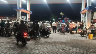 Photo of नागपुर में पेट्रोल पंपों पर लगी भीड़, प्रशासन ने दिया पर्याप्त ईंधन आपूर्ति का आश्वासन
