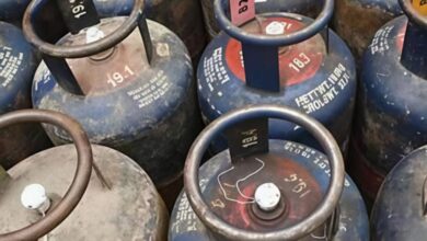 Photo of गैस संकट: व्यावसायिक सिलिंडरों की हुई कमी, हलवाइयों ने ढूंढा विकल्प