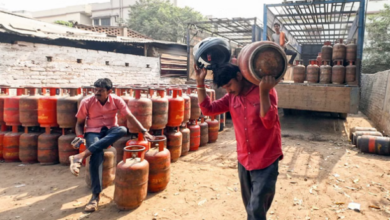 Photo of दिल्ली: गहराते एलपीजी संकट से धुएं में घुटती रोजी-रोटी, झुग्गी वाले ज्यादा परेशान