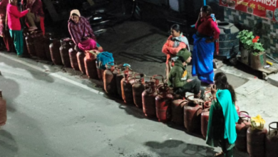 Photo of घनसाली में गैस सिलिंडर के लिए आधी रात एजेंसी के बाहर उमड़ी भीड़